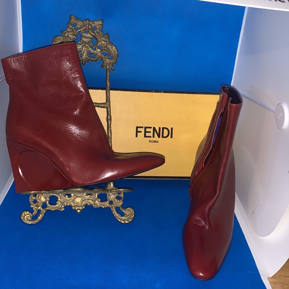 Gorgeous‎ Authentic Fendi leather reddish brown wedge booties gold stripe